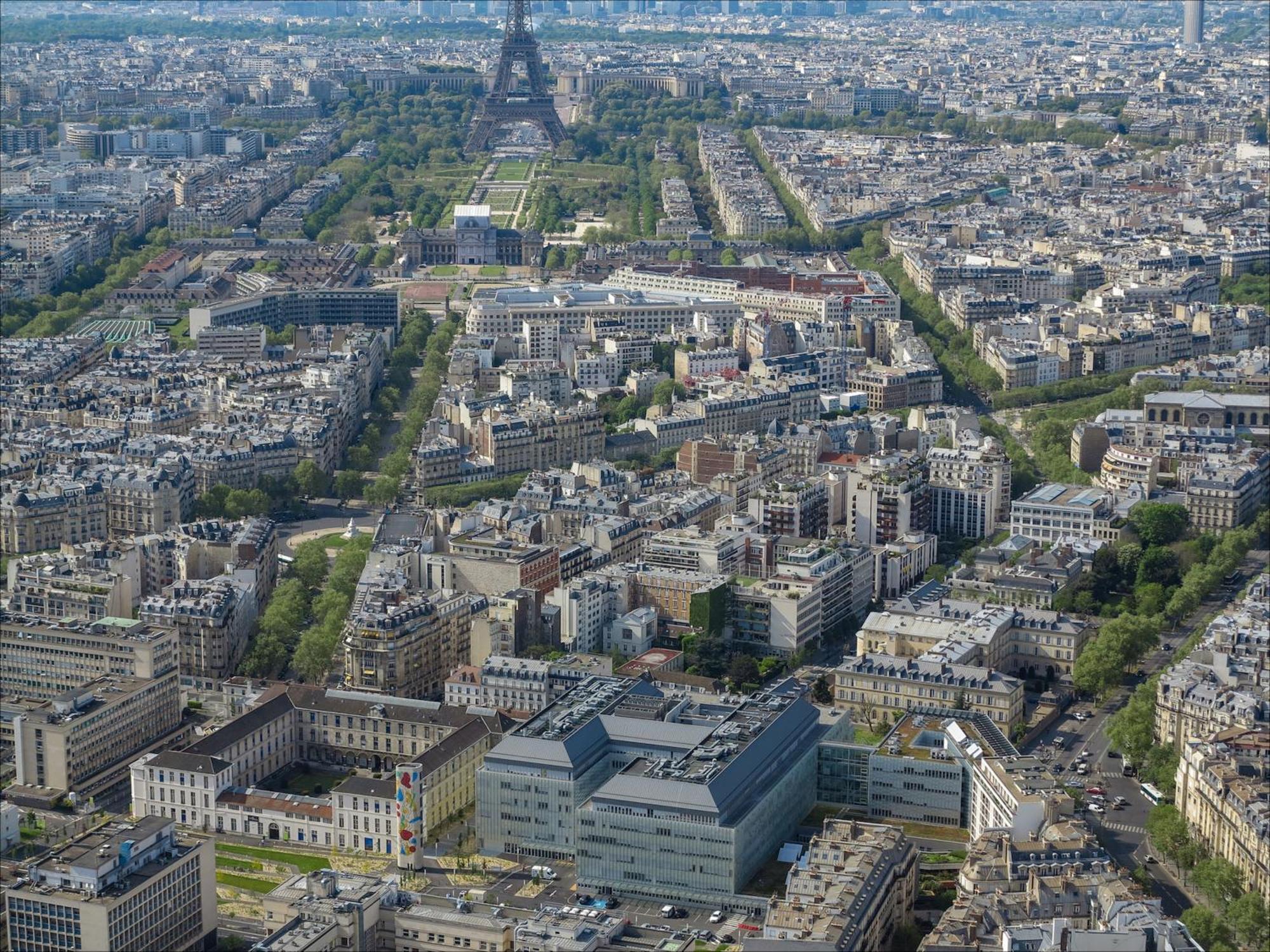 Perfect T2 At The Foot Of The Eiffel Tower-paris 7 * Parijs